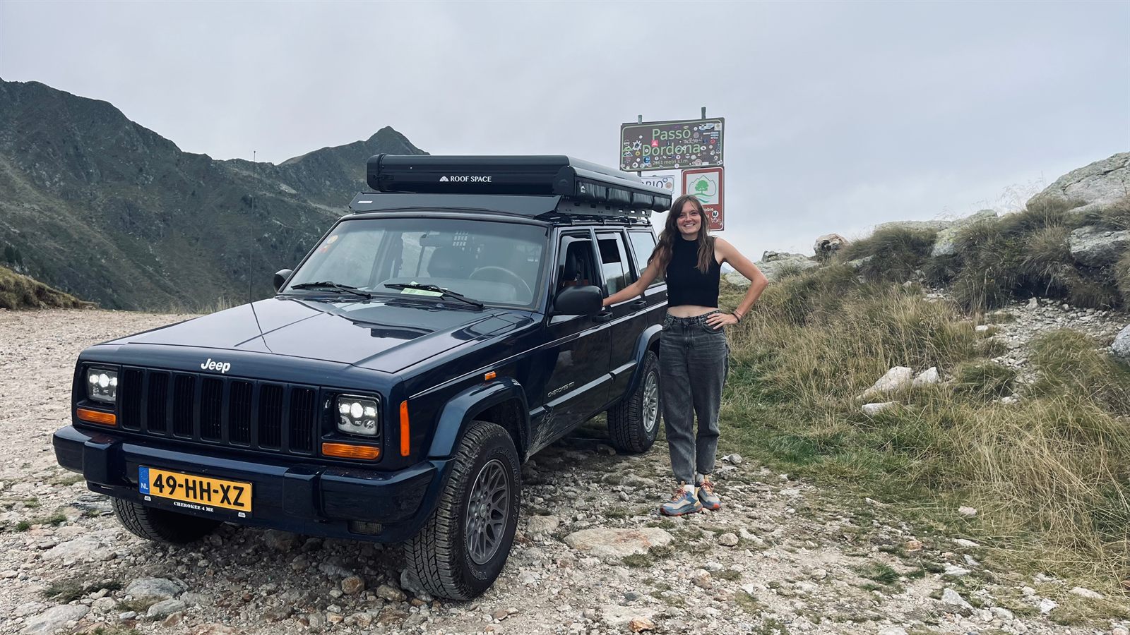 Jerry, de Jeep Cherokee XJ met daktent, op de Passo Dordona